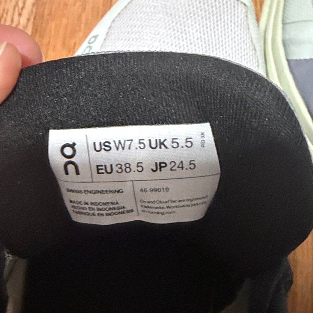 On Cloudrunner women's running shoes in the 'Frost/Aloe' colorwa size 7.5 - Picture 7 of 7